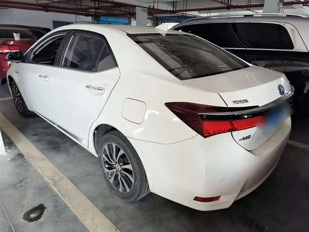 Toyota Corolla 2016 Dual Hybrid 1.8L E-CVT Elite Edition фото 5