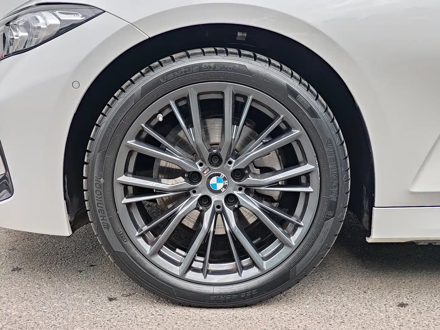 BMW 3 Series 2023 325Li M Sport Black Night Package фото 4