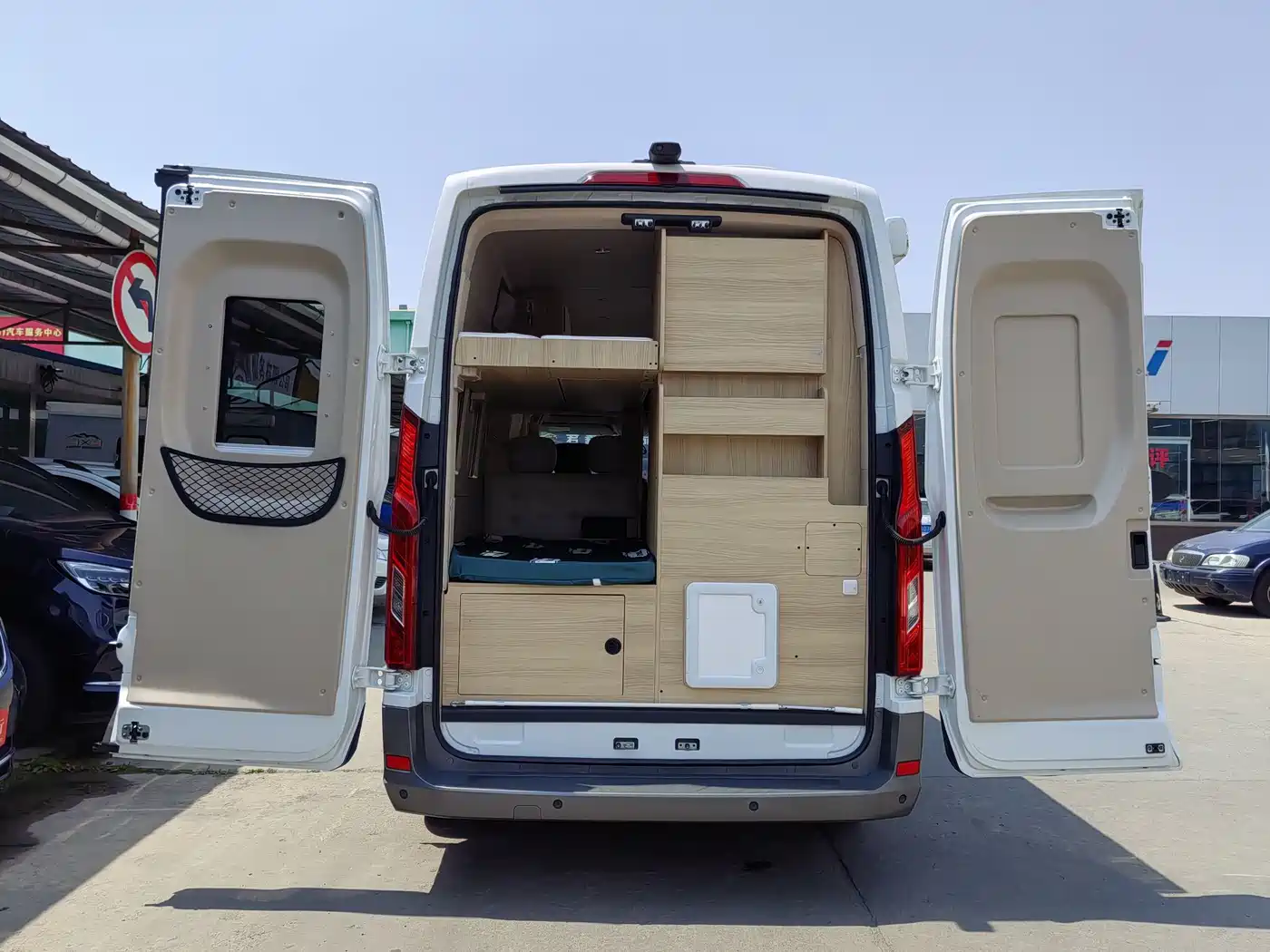 SAIC Maxus V100 RV 2023 2.0T Traveler V100 Mountain Retreat Edition Longitudinal Bed фото 18