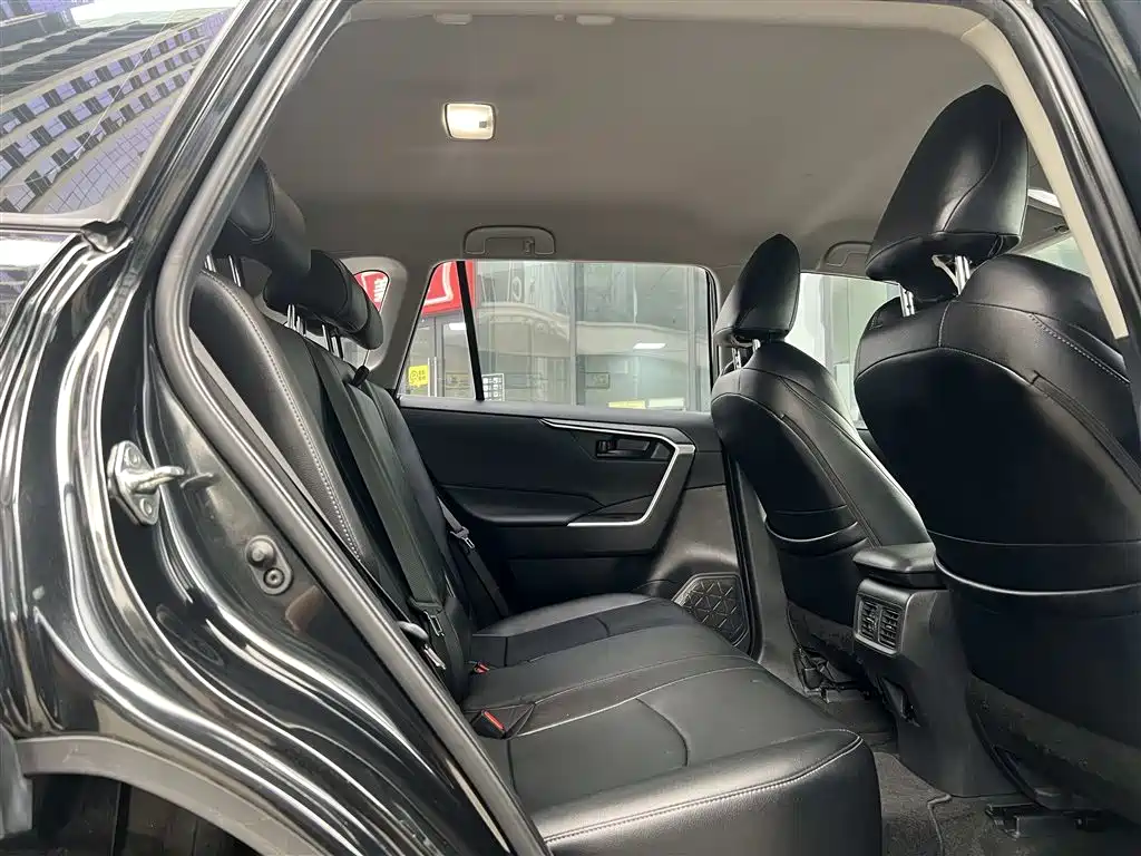 Toyota Wildlander 2023 2.0L CVT FWD LE фото 28