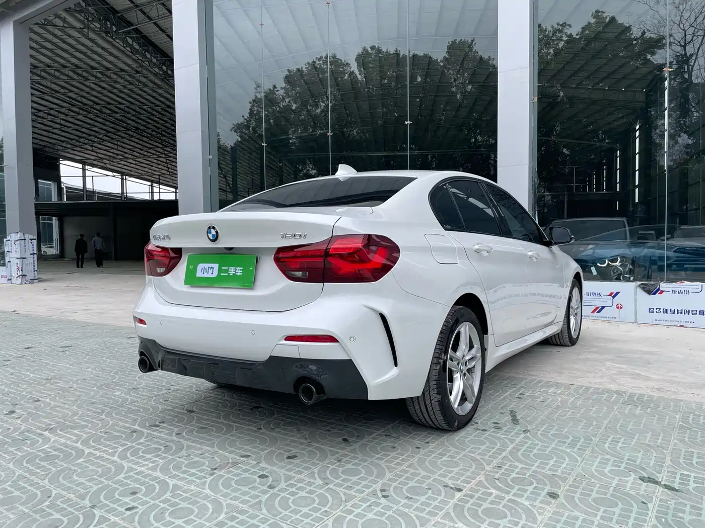 BMW 1 Series 2023 120i M Sport Shadow Edition фото 5