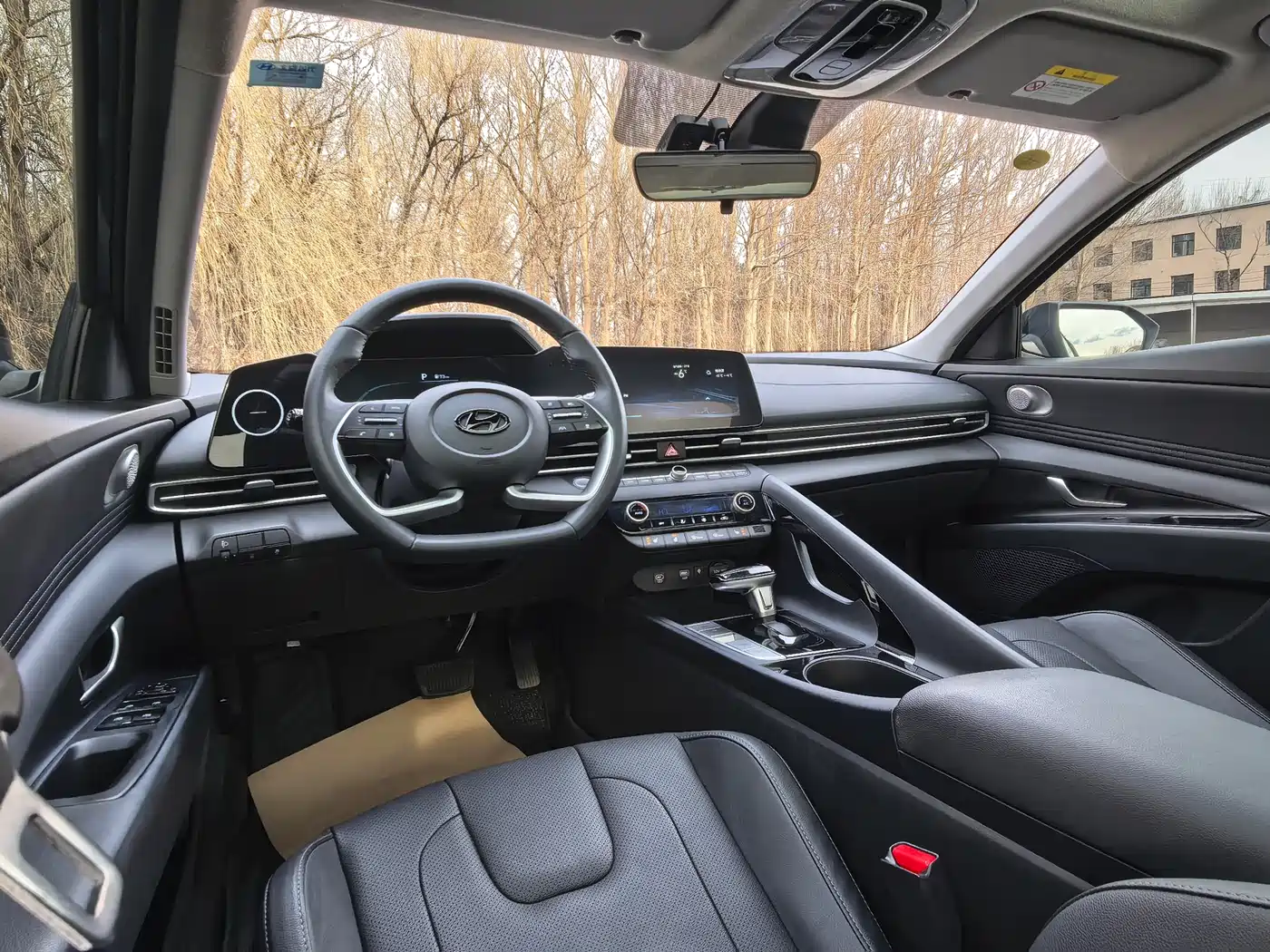 Hyundai Elantra 2023 Model 1.5L CVT LUX Premium Edition фото 12