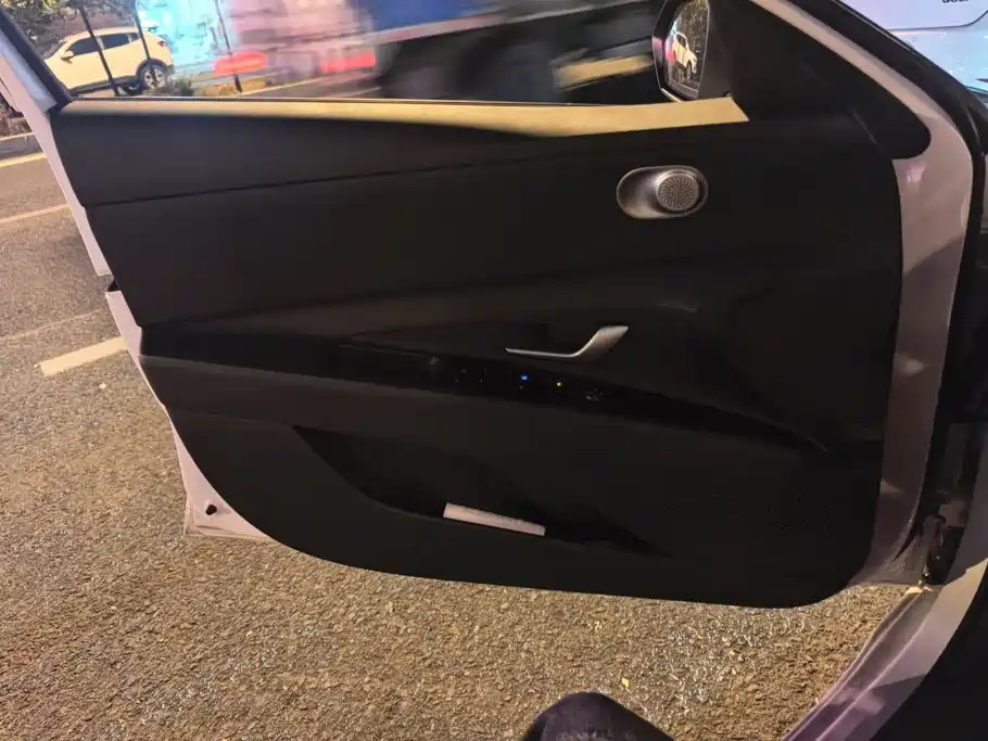 Фото 6 - Hyundai Elantra