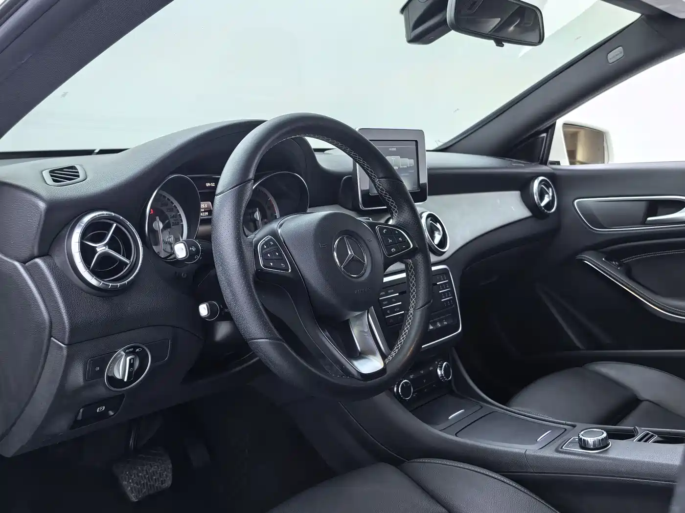 Mercedes-Benz CLA (Import) 2016 CLA 200 Fashion фото 13