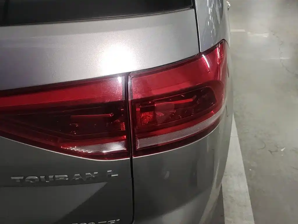 Volkswagen Touran 2016 Touran L 330TSI DSG Luxury фото 8