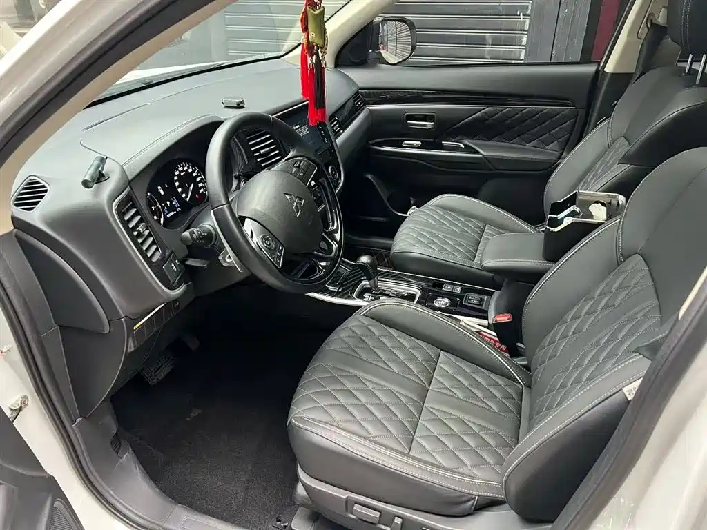 MITSUBISHI OUTLANDER