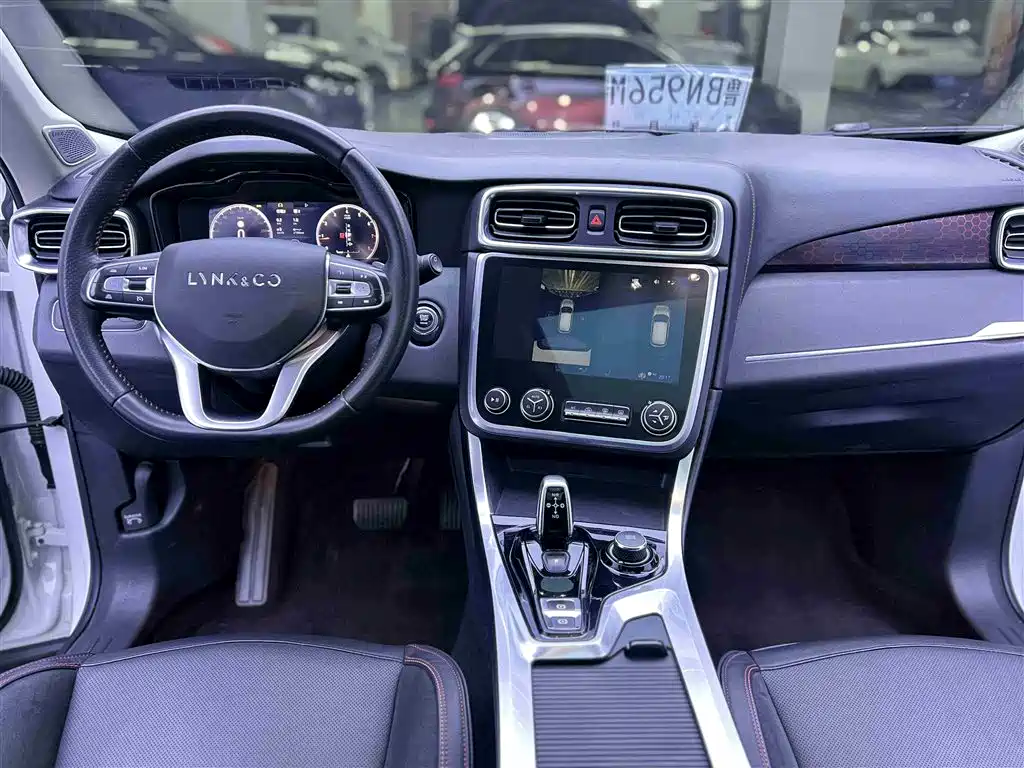 Lynk & Co 01 2017 2.0T AWD Pro фото 15