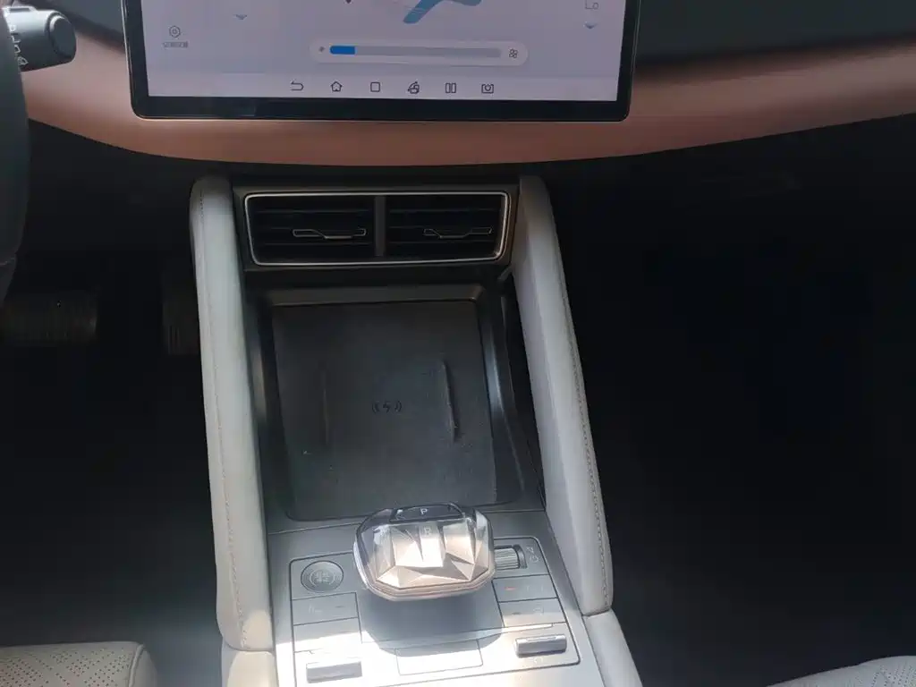 BYD Yuan UP 2024 401KM Surpass Edition фото 11