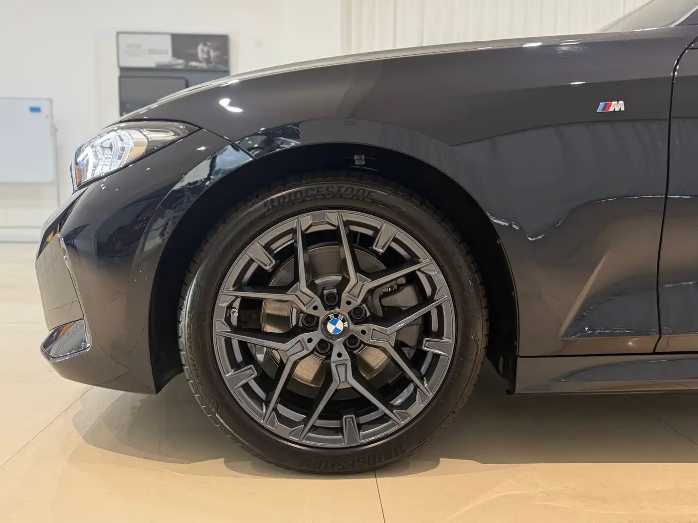 BMW 3 Series 2025 330i M Sport Night Edition фото 4