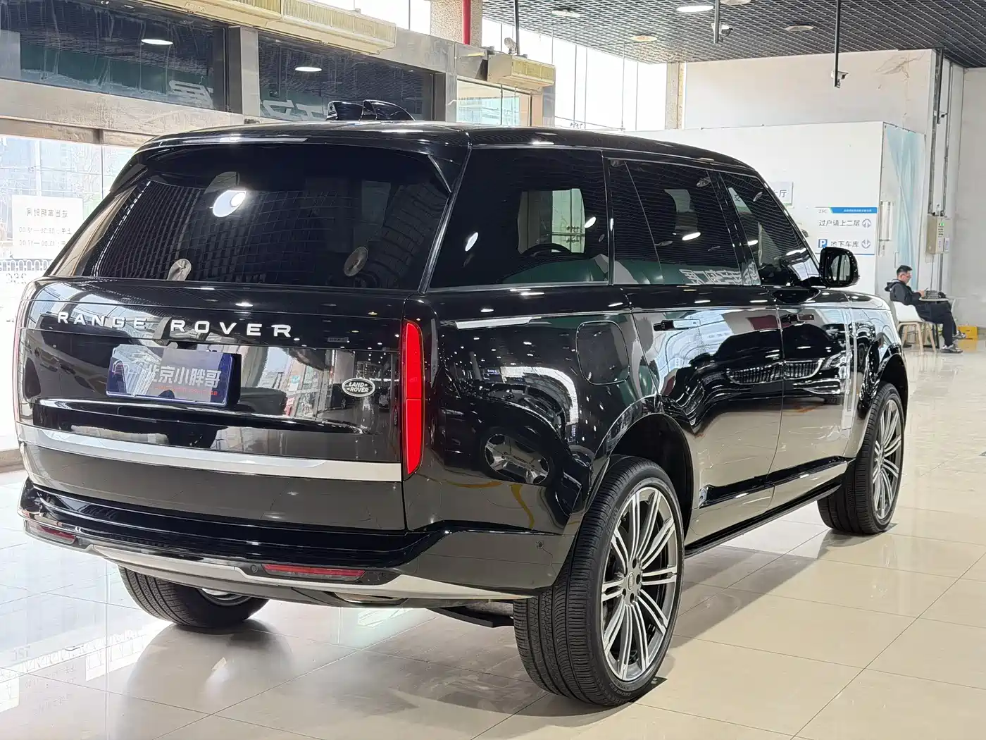 Land Rover Range Rover 2024 3.0 L6 400PS Genesis Extended фото 14