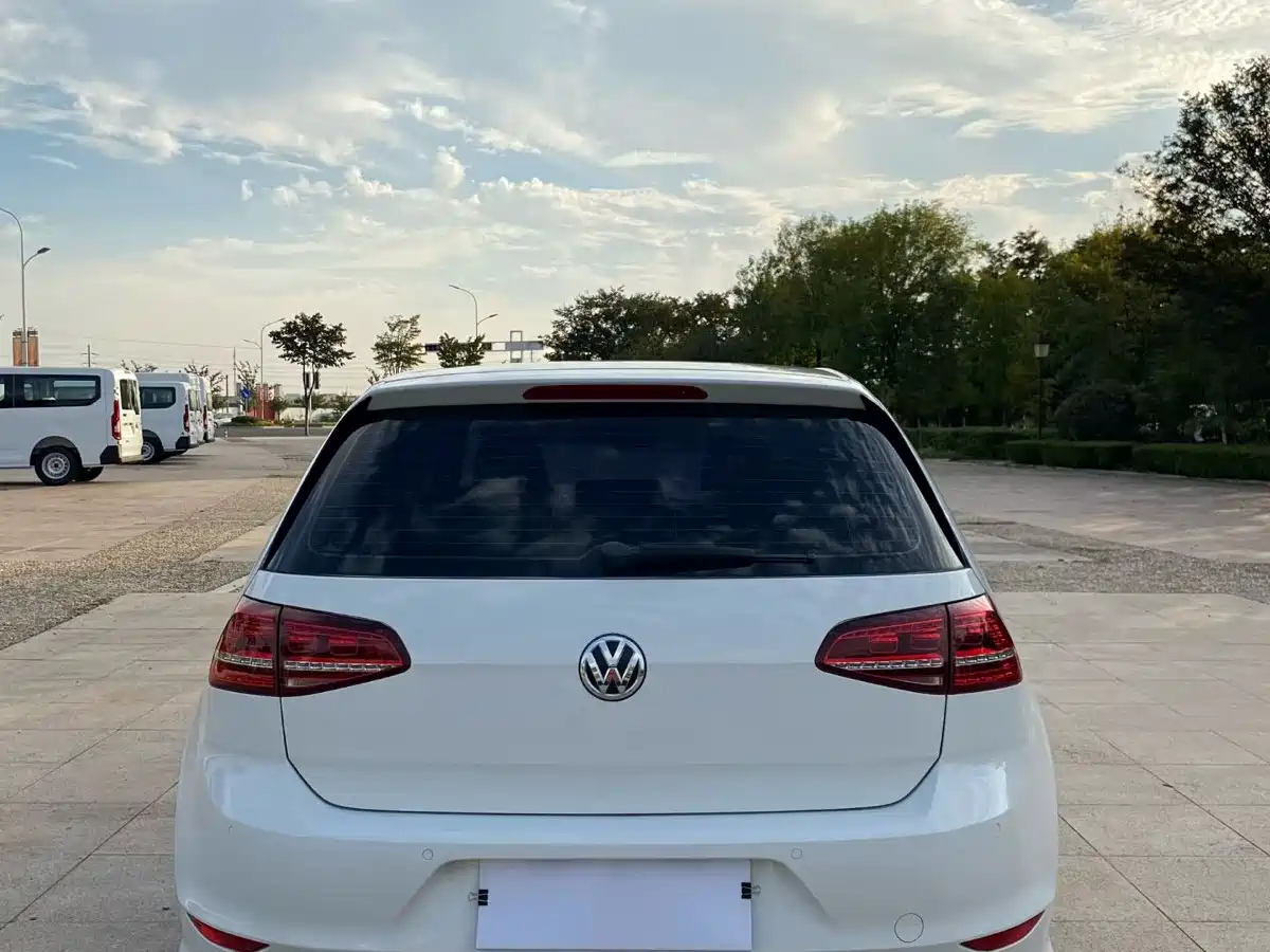Photo 6 - Volkswagen Golf