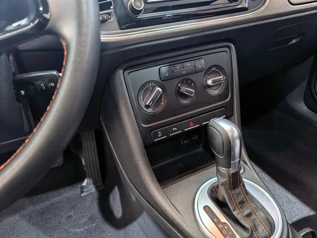 Volkswagen Beetle 2016 Model 180TSI Club Edition фото 11