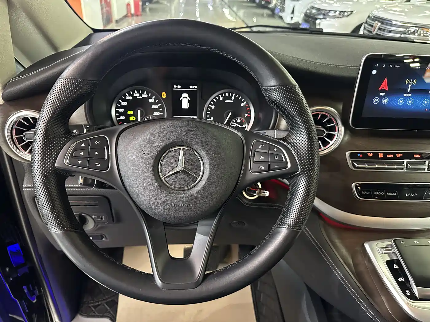 Mercedes-Benz Vito 2023 2.0T Elite 7-Seater фото 5