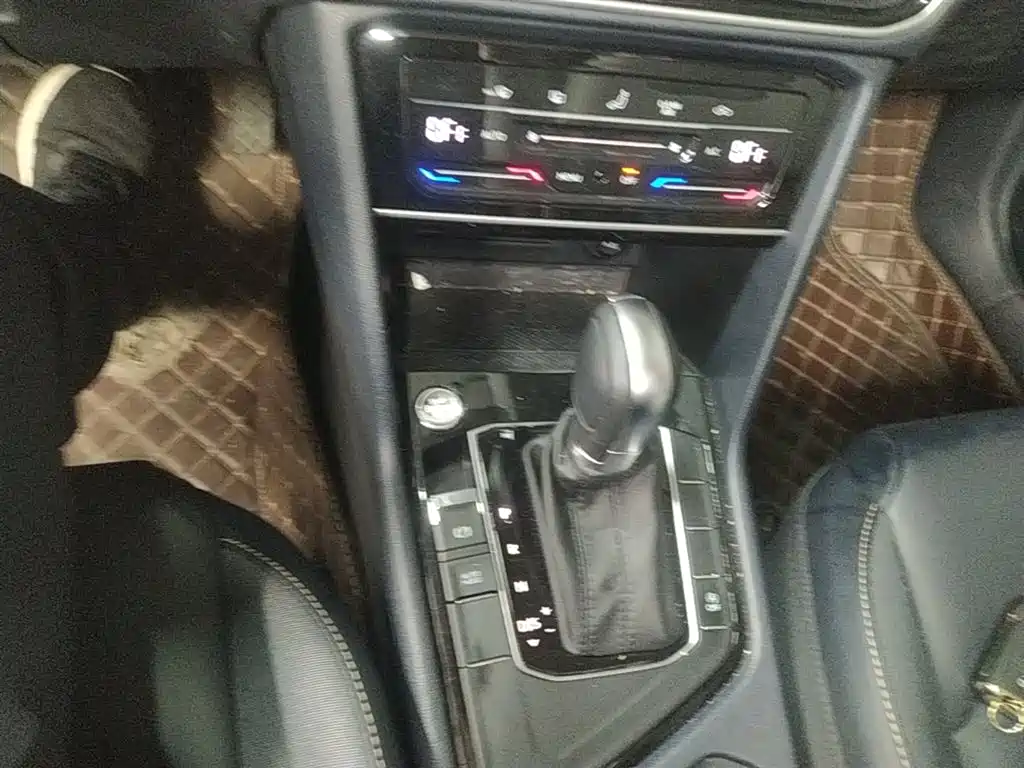 Volkswagen Tharu 2023 300TSI 2WD Bright Moon Edition фото 14
