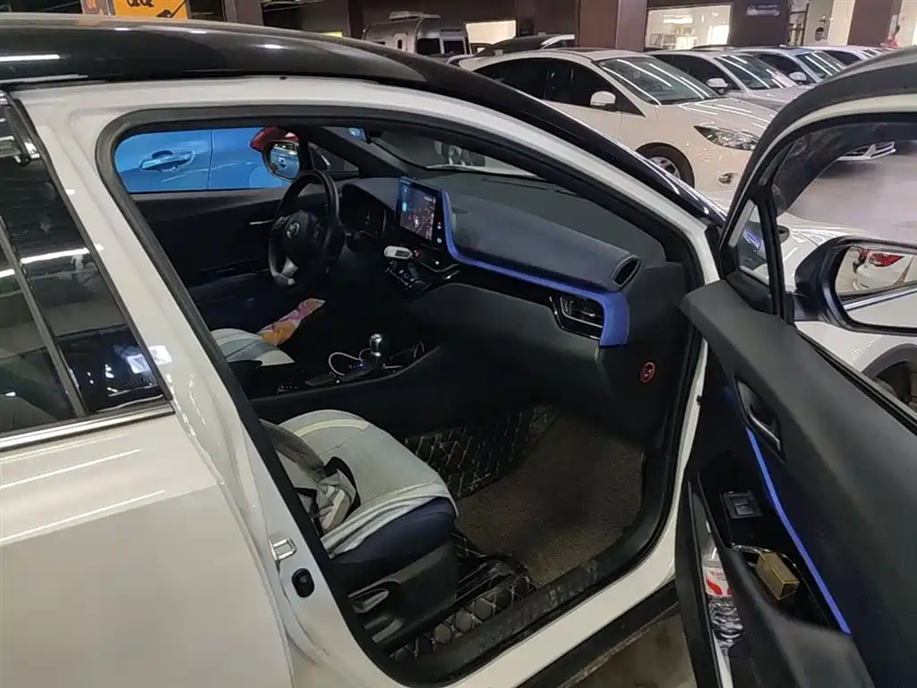 Toyota C-HR 2018 2.0L Leading Sunroof Edition V фото 25