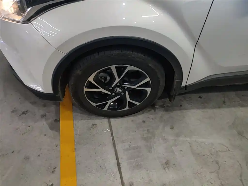 Toyota C-HR 2018 2.0L Leading Sunroof Edition V фото 23