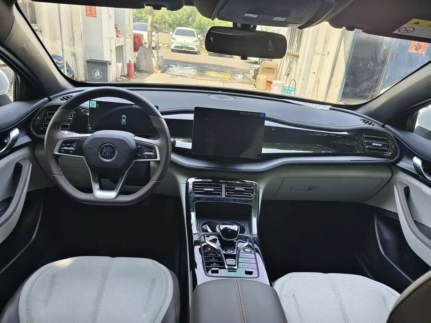 BYD Qin PLUS 2024 Glory Edition DM-i 55KM Leading фото 6
