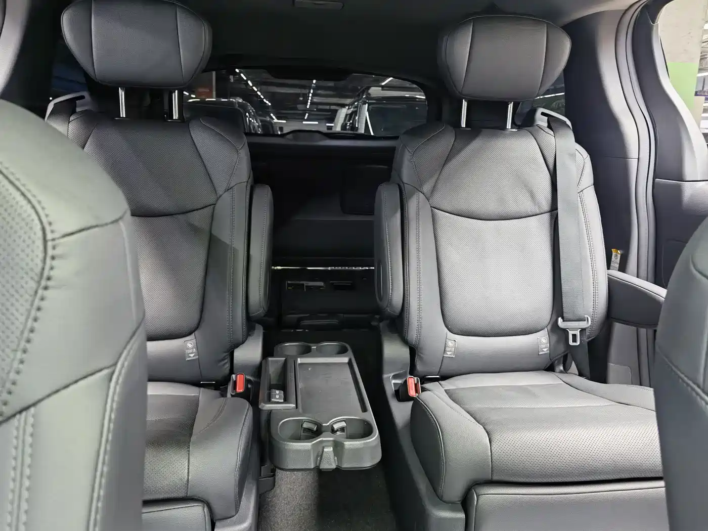 Toyota Sienna 2021 2.5L Hybrid Premium Edition фото 11