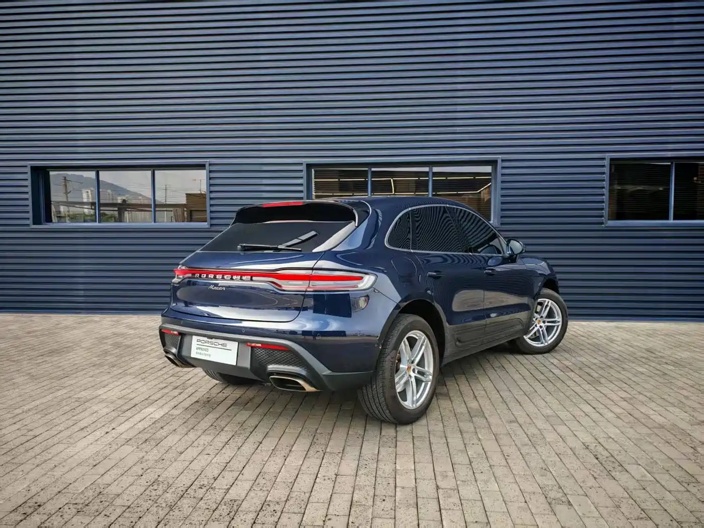 PORSCHE MACAN