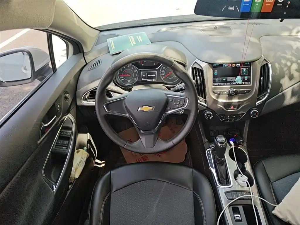 Chevrolet Cruze 2017 1.5L Hatchback Auto Style фото 3