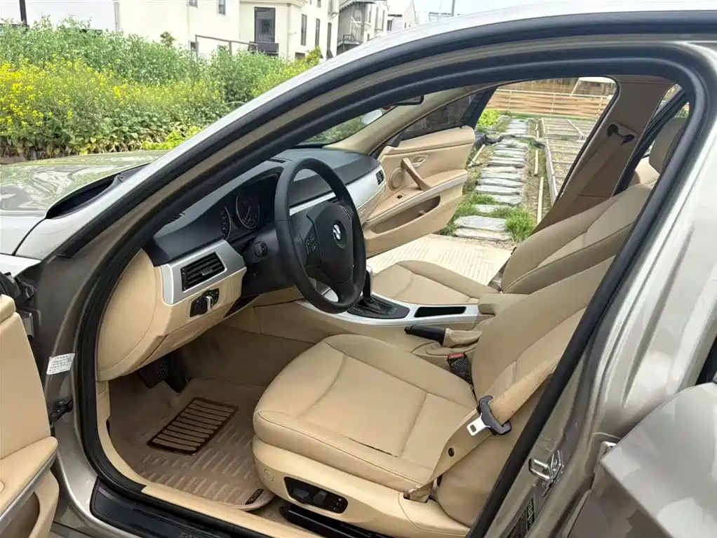 BMW 3 Series 2010 318i Progressive фото 7