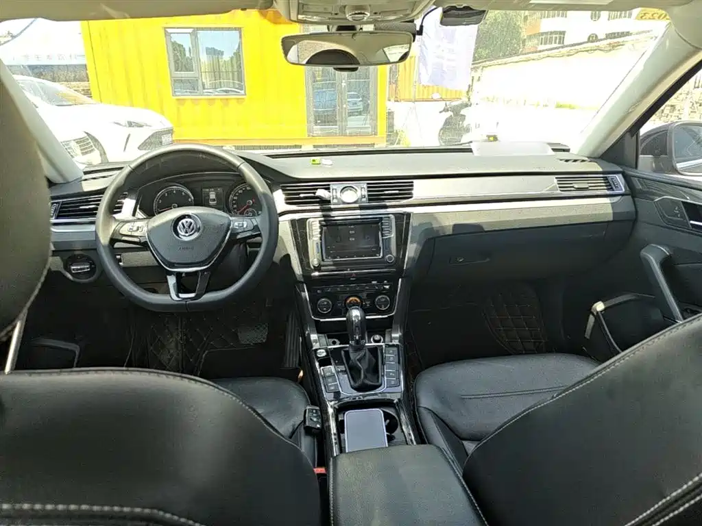 Volkswagen Passat 2017 330TSI DSG Luxury фото 10