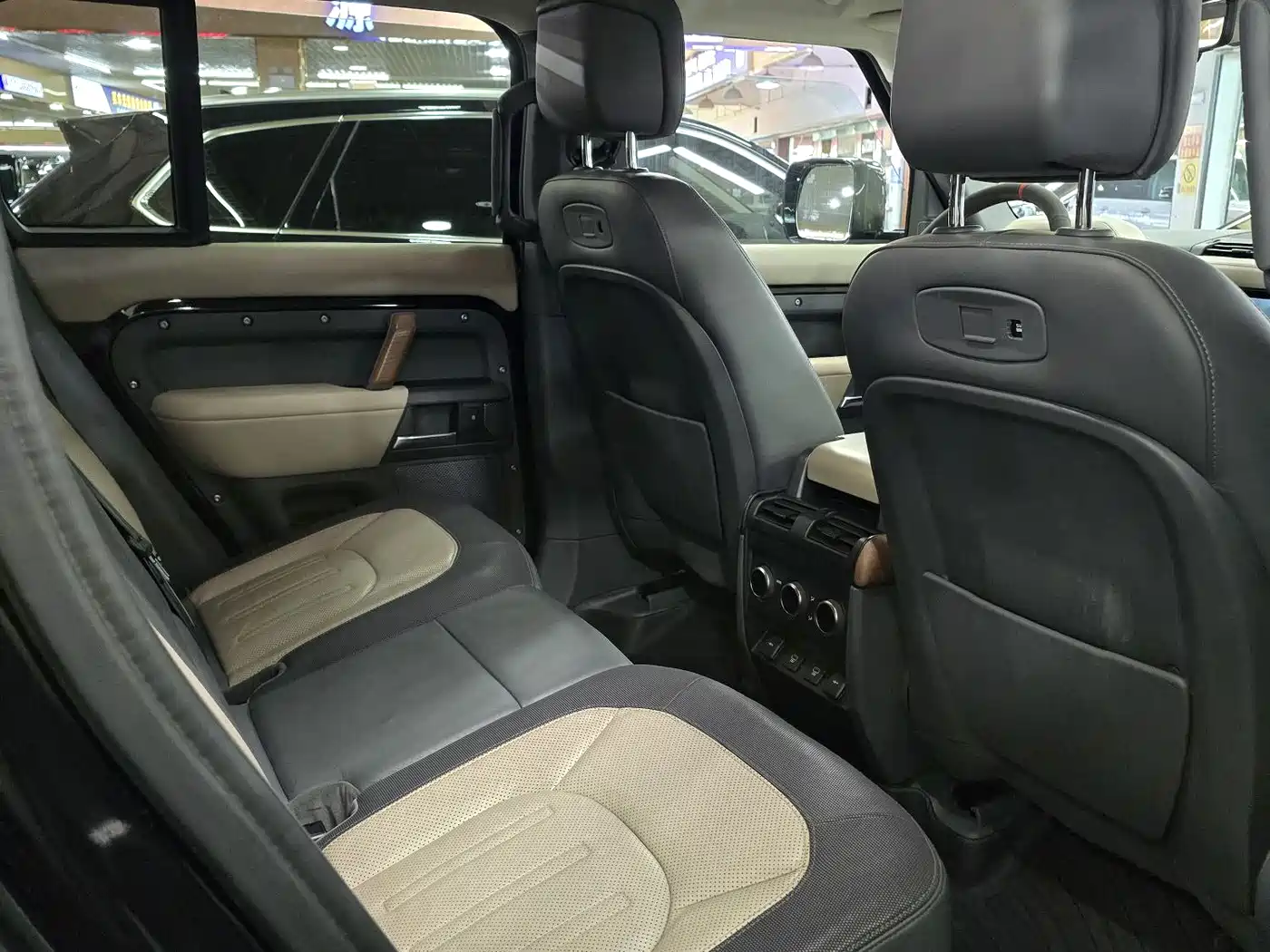 Land Rover Defender 2021 110 P400 Dark Special Edition фото 7