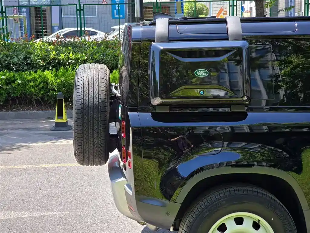Land Rover Defender 2022 Model 90 2.0T P300 SE фото 9