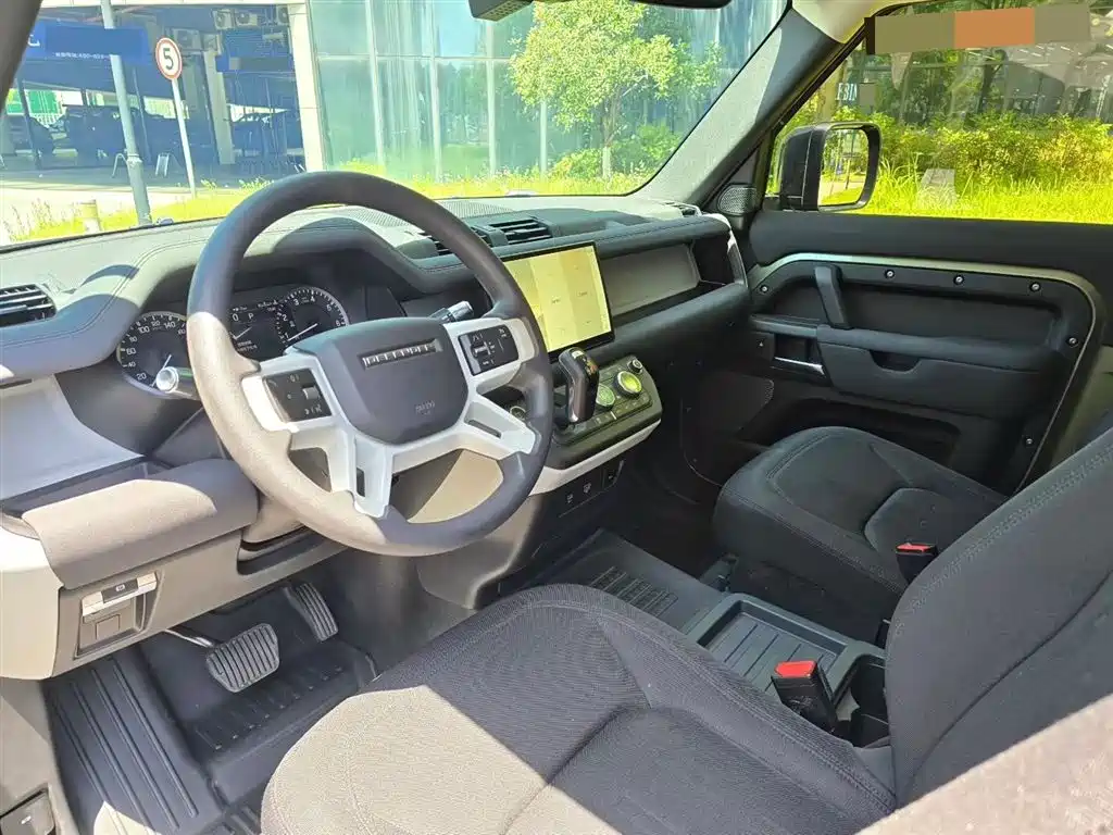 Land Rover Defender 2022 Model 90 2.0T P300 SE фото 5