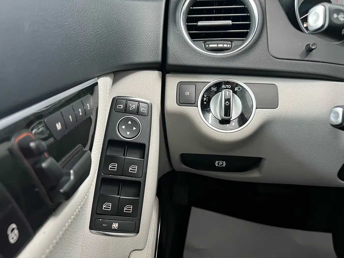 Mercedes-Benz C-Class 2013 C 260 Fashion Grand Edition фото 36