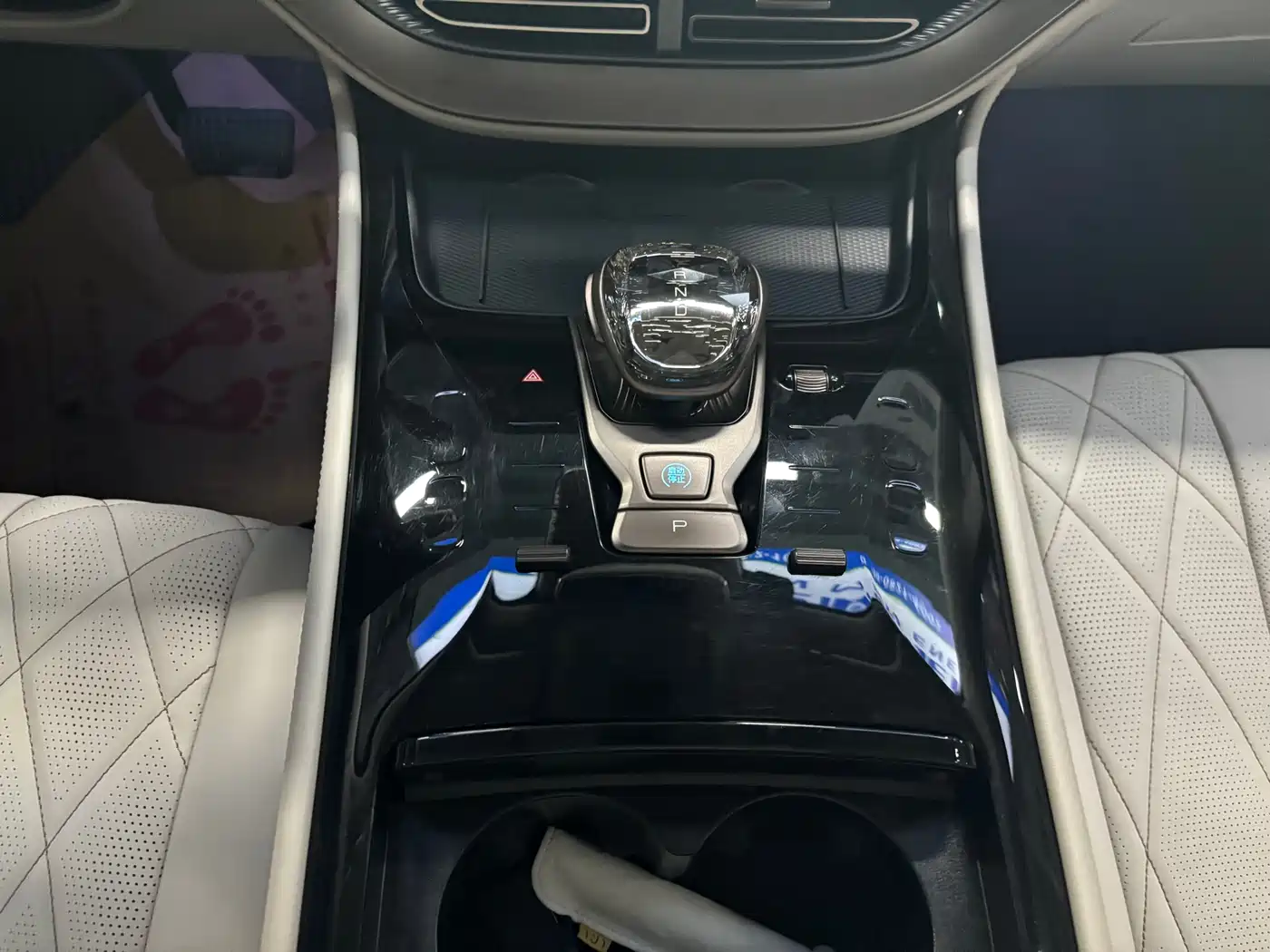 Denza D9 2022 DM-i 970 AWD Flagship фото 15