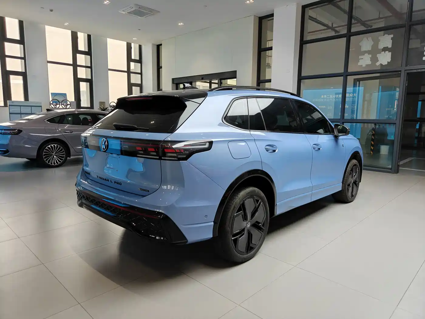 Volkswagen Tiguan L 2024 PRO 380TSI 4WD R-Line Premium Edition фото 5