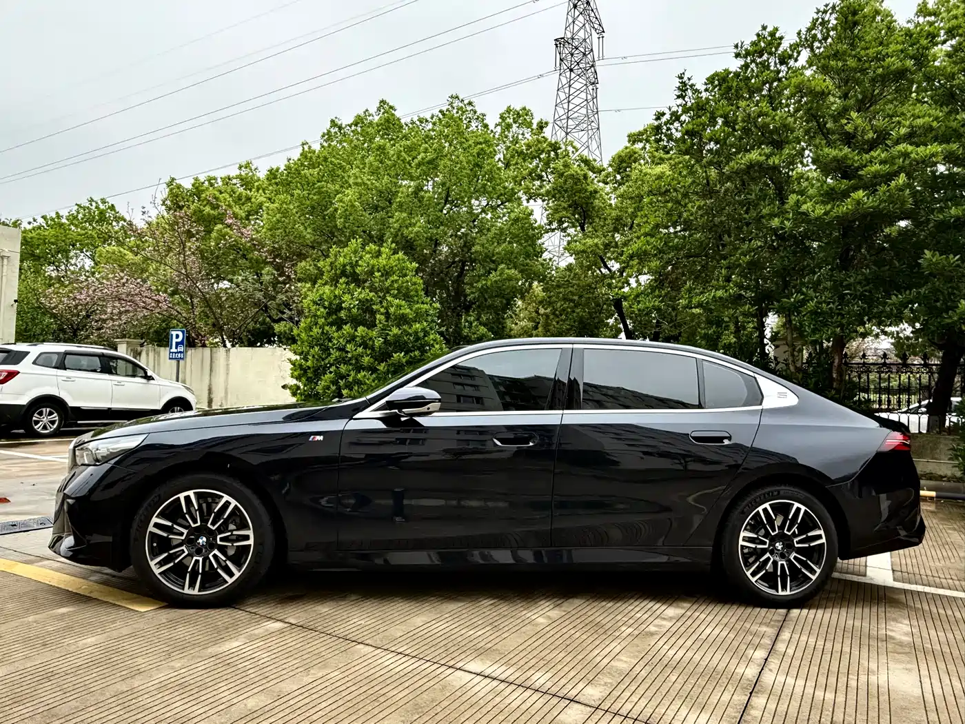 BMW 5 Series 2024 525Li Luxury Package фото 17