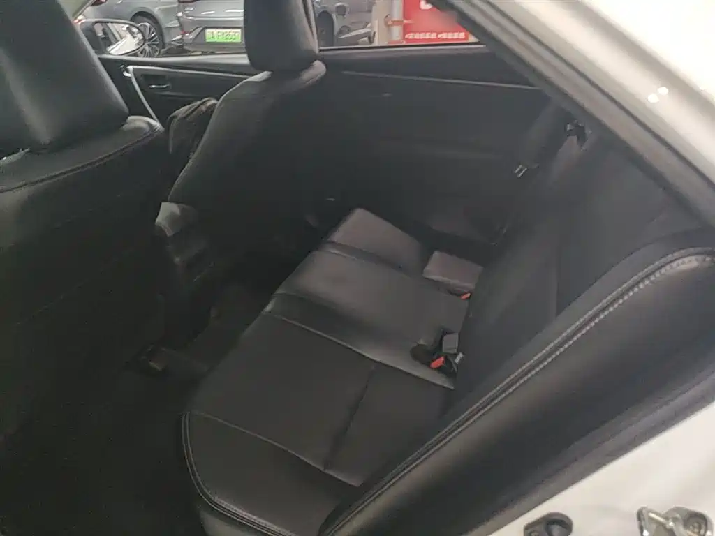 Toyota Corolla 2016 Dual Hybrid 1.8L E-CVT Elite Edition фото 17
