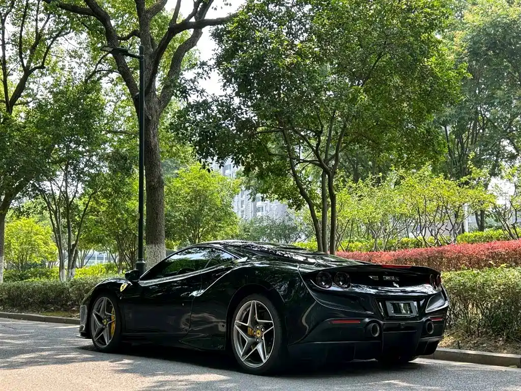 FERRARI F8