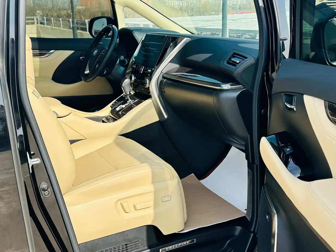 Toyota Vellfire 2020 Hybrid 2.5L Black Gold Limited Edition фото 35