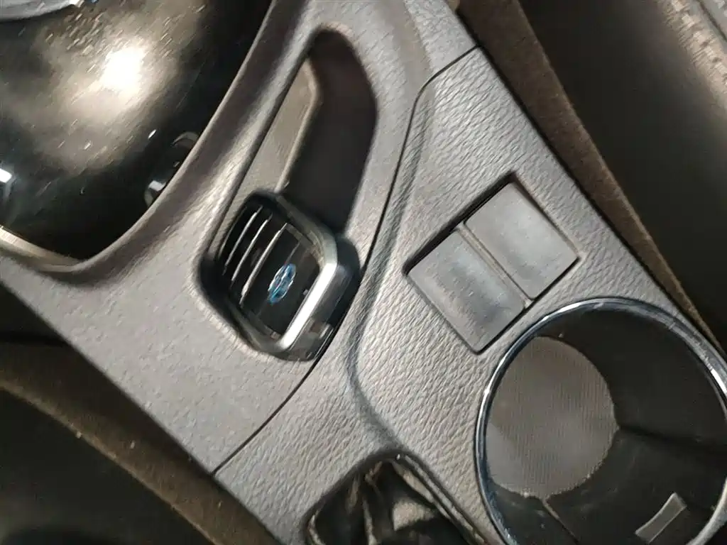 Toyota Corolla 2016 Dual Hybrid 1.8L E-CVT Elite Edition фото 9