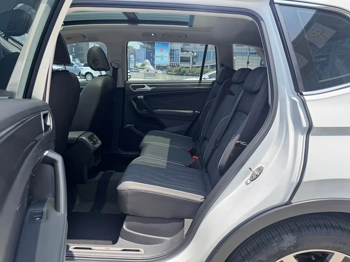 Volkswagen Tiguan L 2022 330TSI Auto 2WD R-Line Premium Edition фото 10