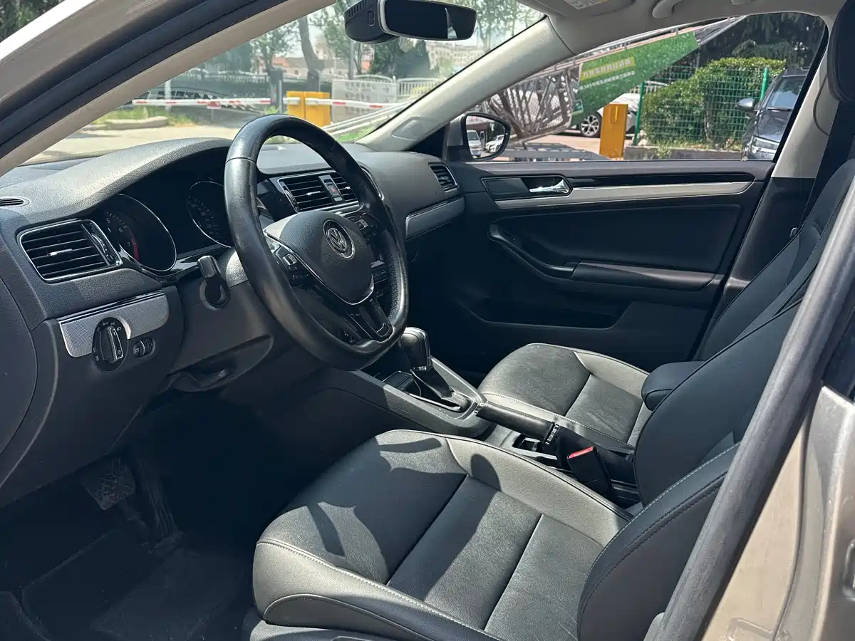 Volkswagen Sagitar 2018 1.6L Automatic Comfort фото 8