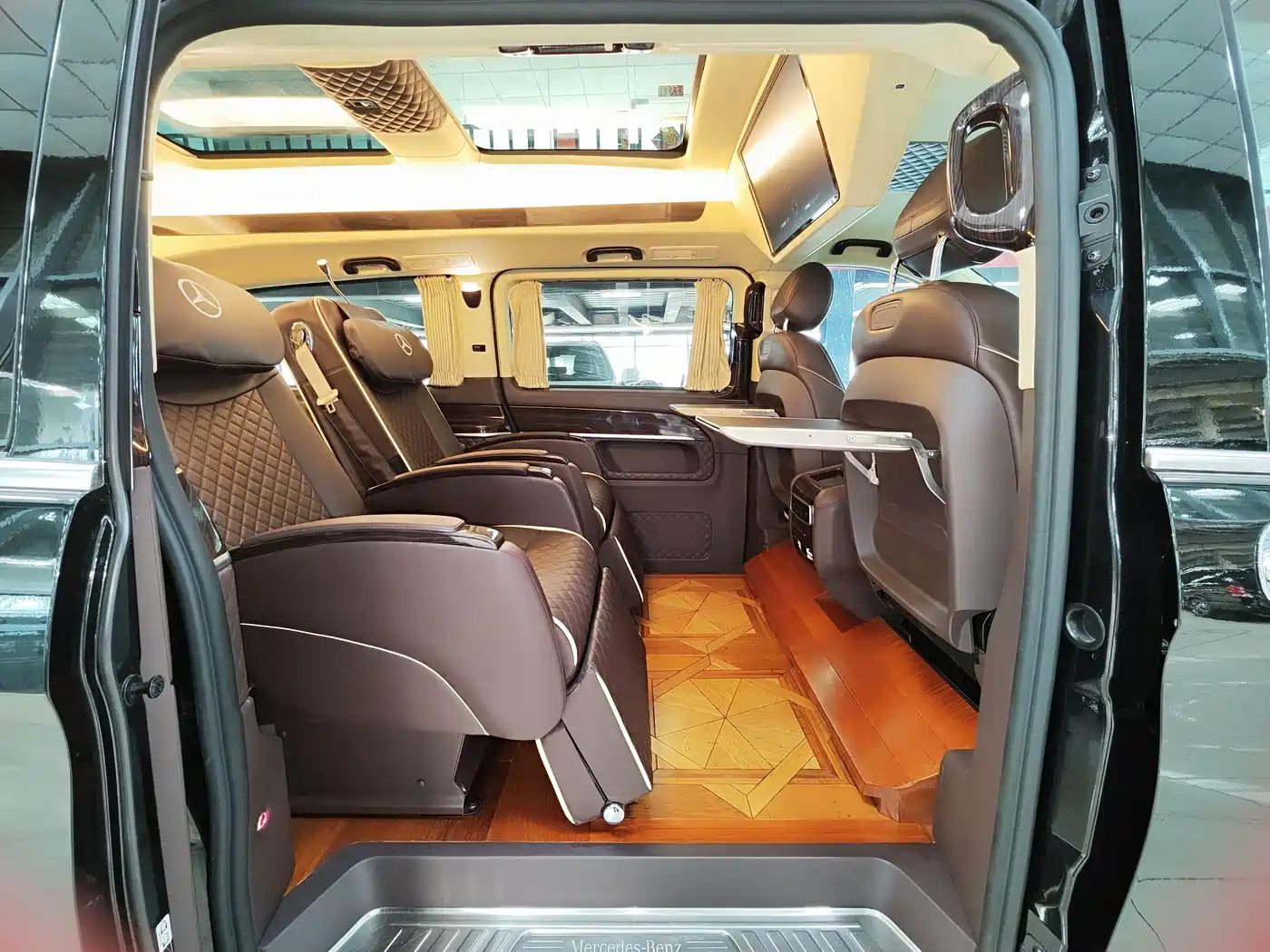 Mercedes-Benz V-Class 2017 Model V 260 L Premium Extended Edition фото 5