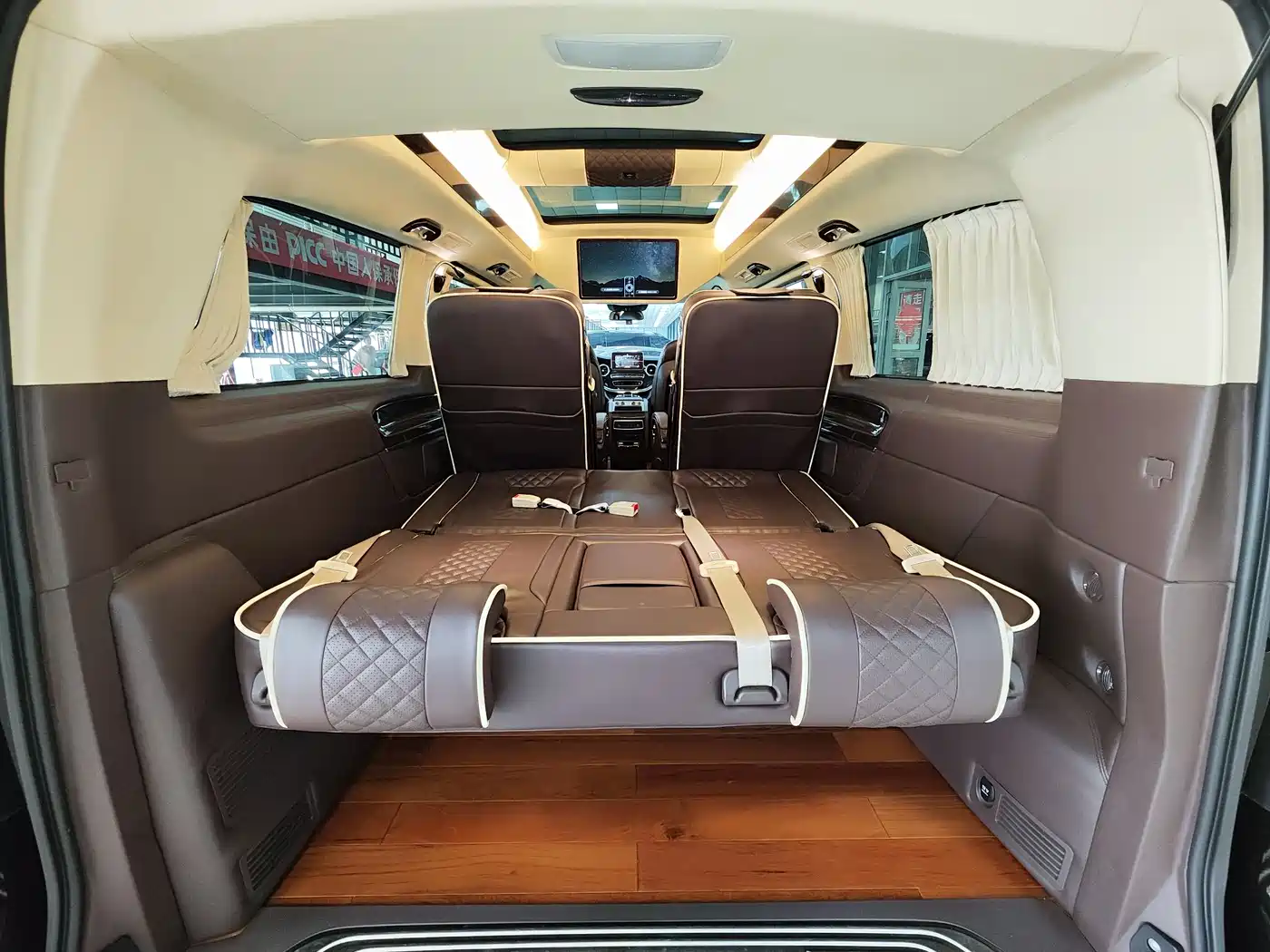 Mercedes-Benz V-Class 2017 Model V 260 L Premium Extended Edition фото 26