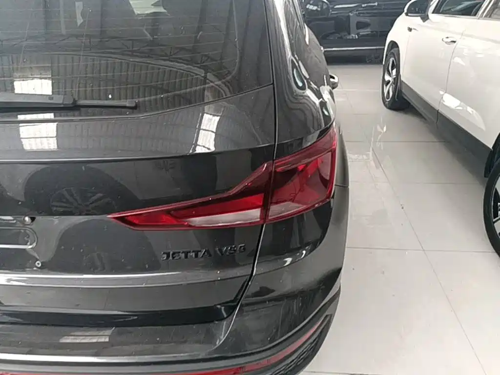 Photo 8 - Jetta VS5