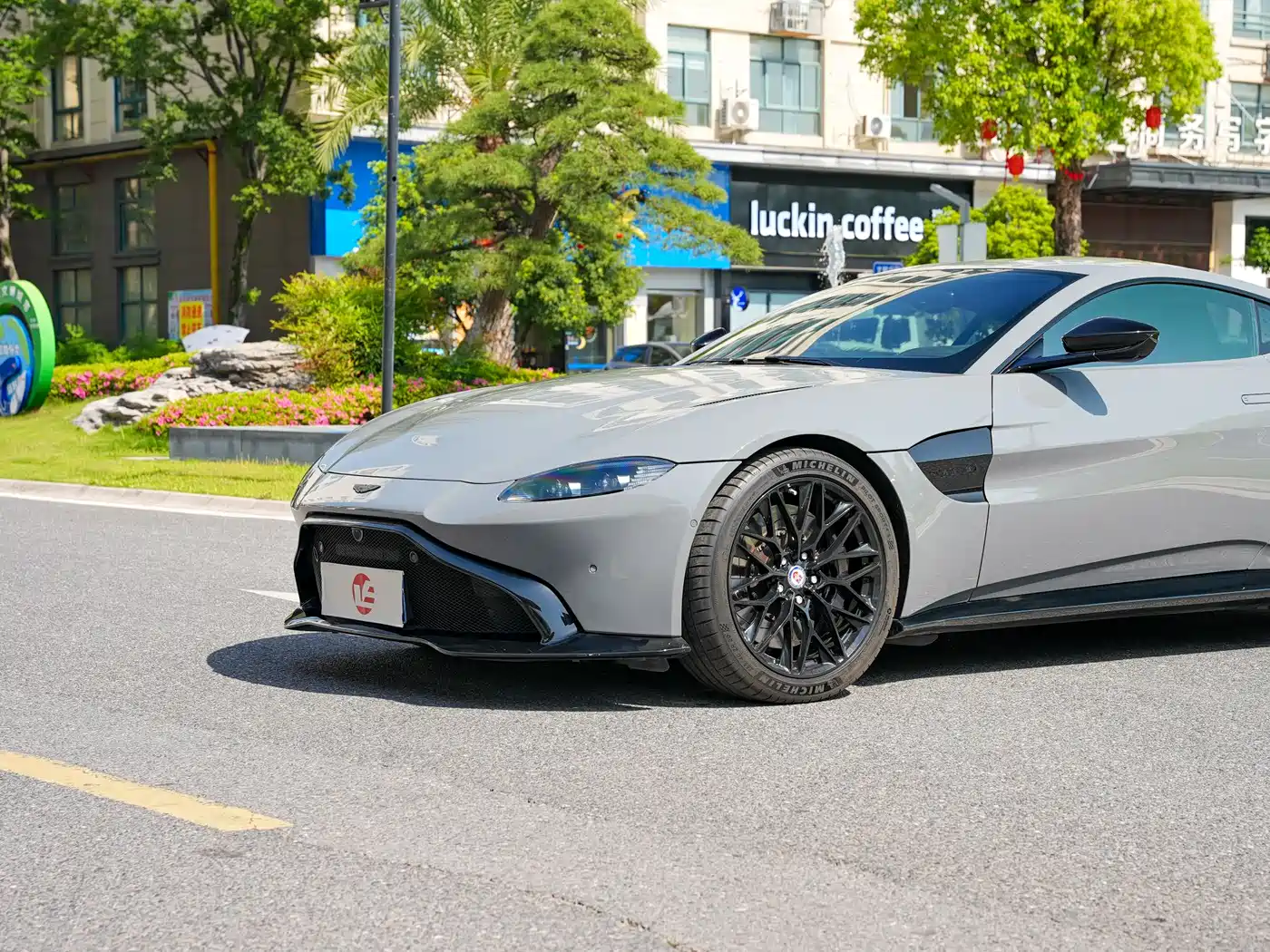 Aston Martin V8 Vantage 2020 4.0T V8 Coupe фото 10