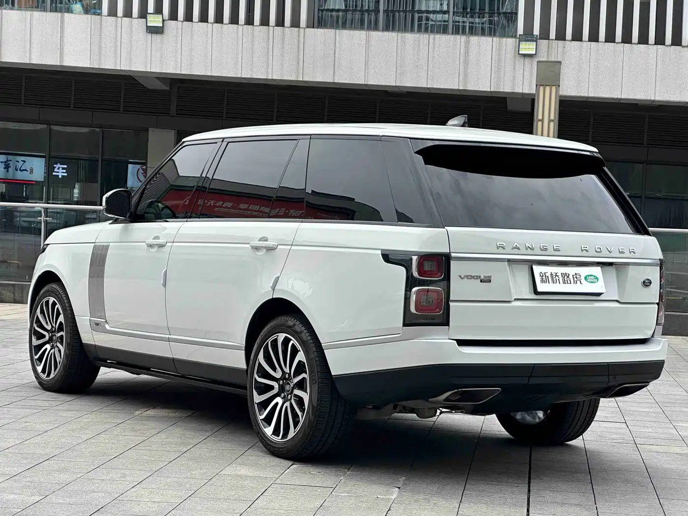 Land Rover Range Rover 2020 3.0 L6 Heritage Extended Edition фото 16