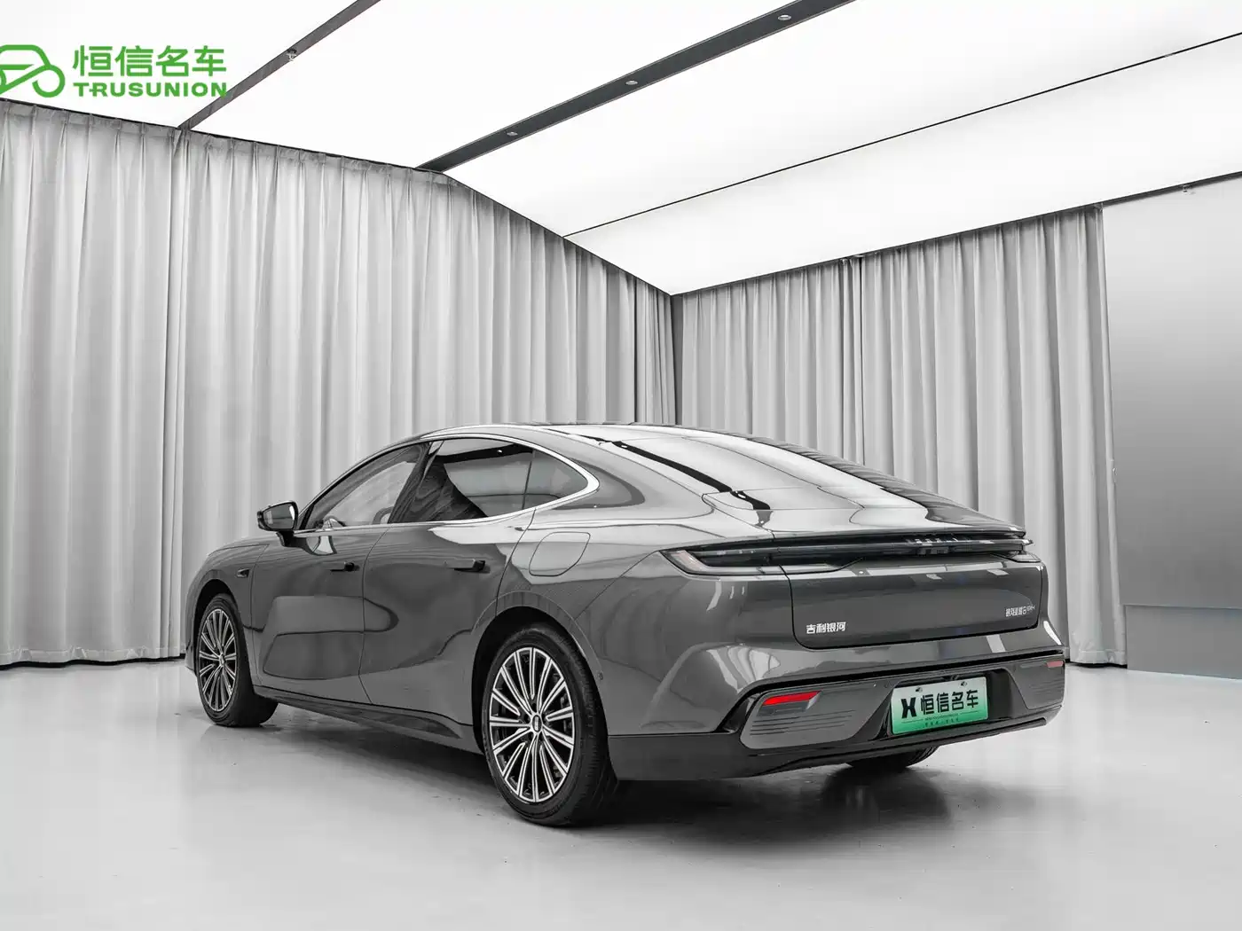 Geely Galaxy Galaxy Xingyao 8 2025 Model 130km EM-i Flagship Edition фото 6