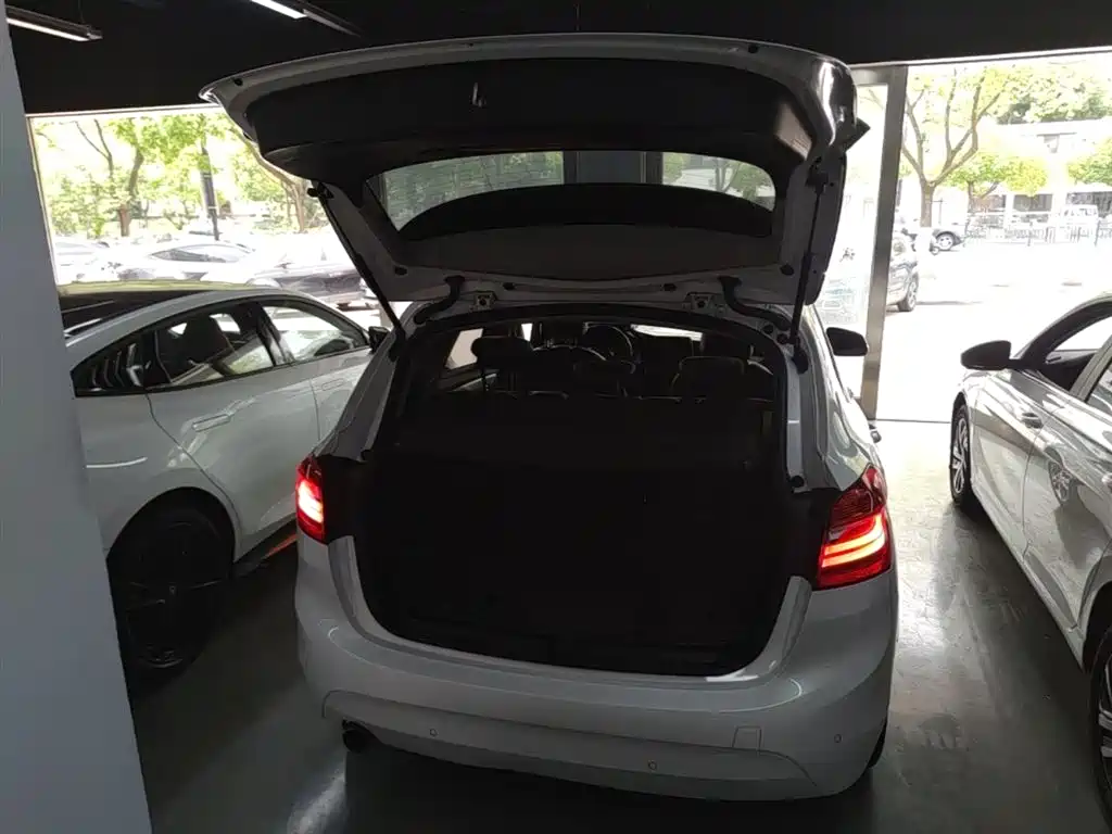 BMW 2 Series Touring 2016 218i Leading фото 19