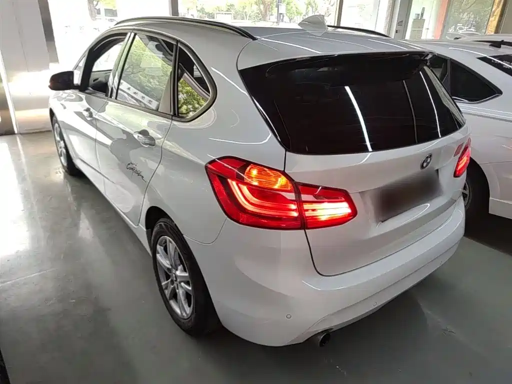 BMW 2 Series Touring 2016 218i Leading фото 5