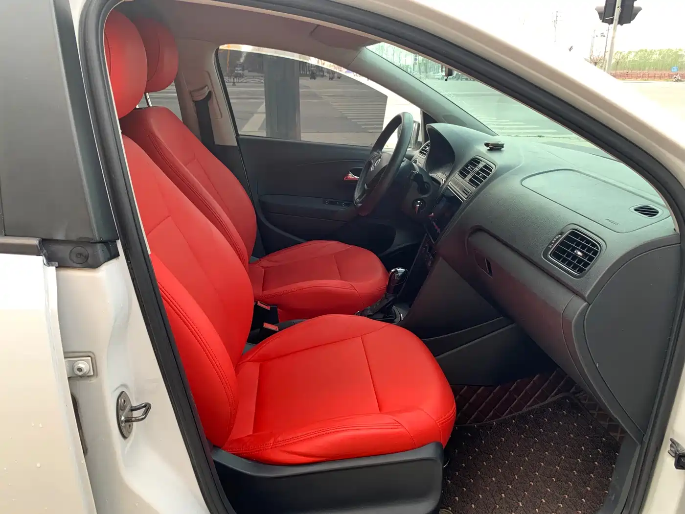 Volkswagen Polo 2016 1.4L Automatic Trend фото 10