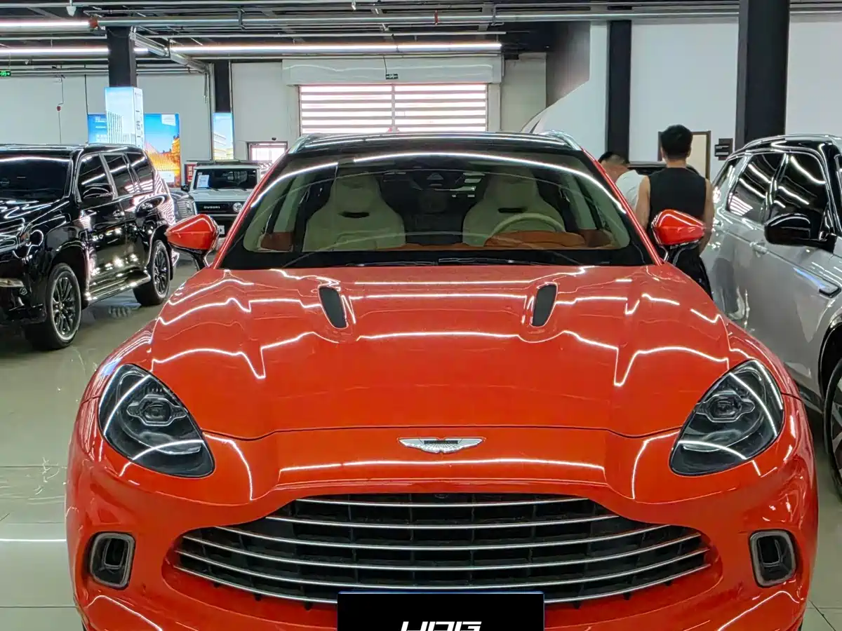 Фото 1 - Aston Martin DBX