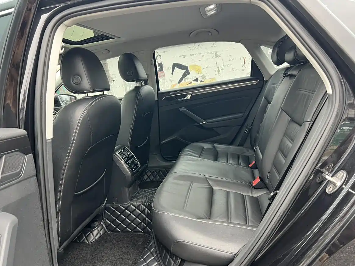 Volkswagen Passat 2017 330TSI DSG Luxury фото 7